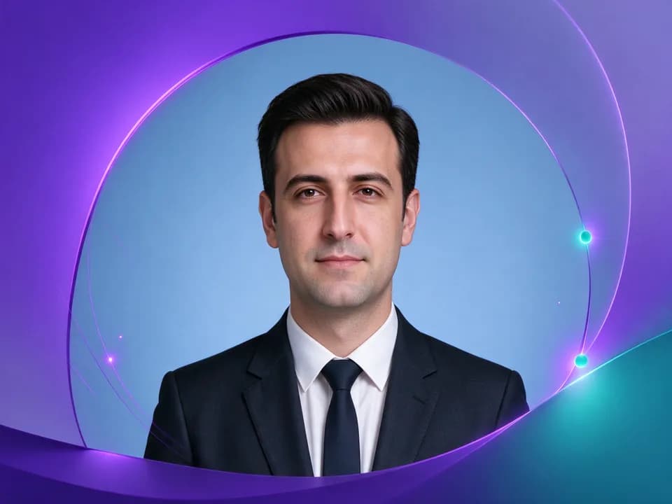 عکس پرسنلی یک مرد با کت و پیراهن روی زمینهٔ آبی ساده